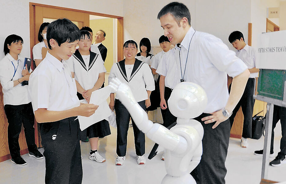 人型ロボットと英語で会話する生徒＝朝日町朝日中