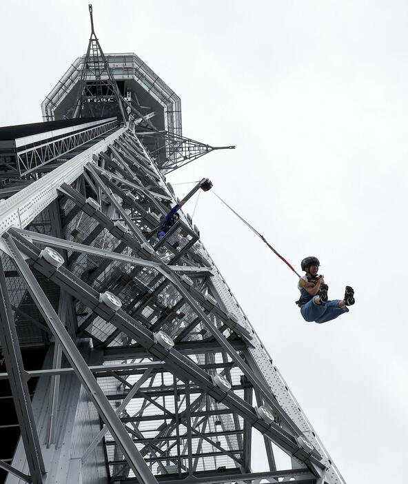 大阪・新世界の「通天閣」で新たに運用が始まった体験型アトラクション「ダイブ＆ウォーク」の「ダイブ」＝1日午前