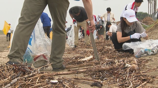 香川の自動車販売会社の社員らが海水浴場で清掃活動