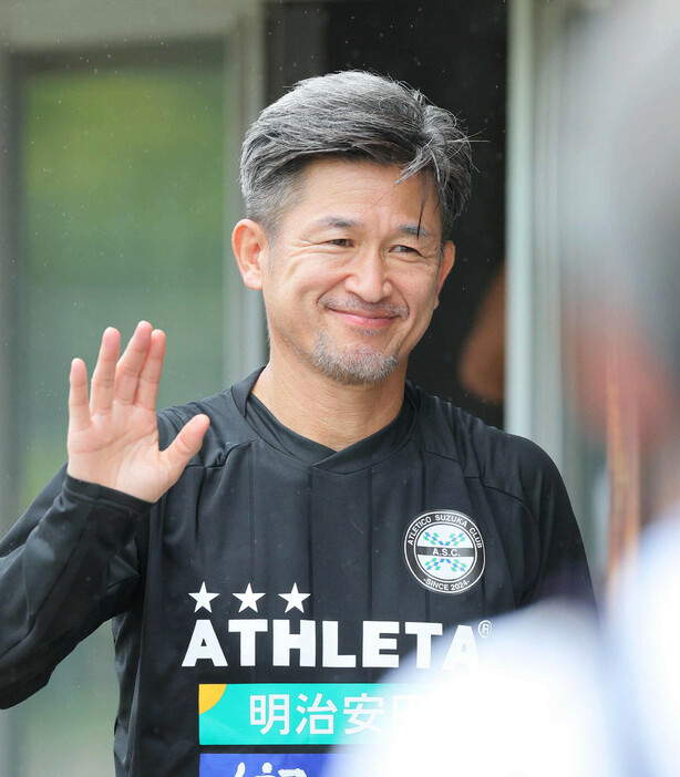 Ｊ２横浜Ｃから日本フットボールリーグ（ＪＦＬ）のアトレチコ鈴鹿に期限付き移籍した元日本代表ＦＷ三浦知良（５７）が２日、チームに合流し、津市内での練習に参加した。