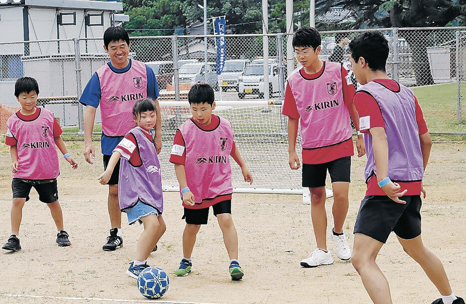 参加者とウオーキングフットボールで交流する森保監督（左から２人目）＝珠洲市三崎中