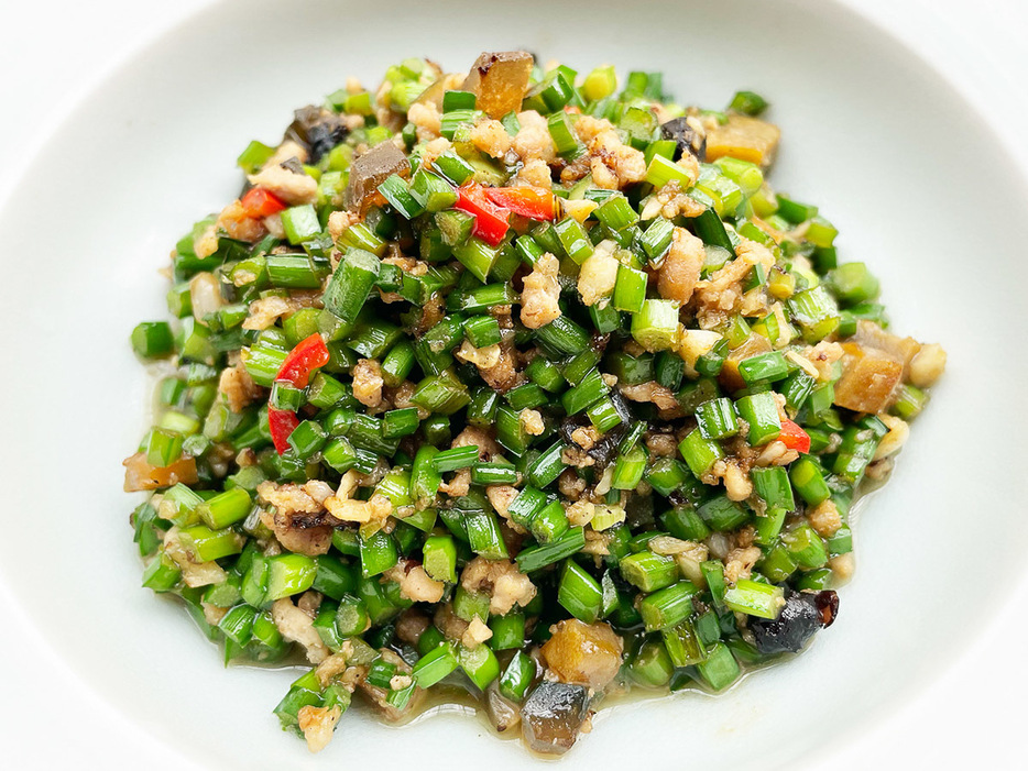 「松花蒼蠅頭（花ニラとピータン豚挽肉のピリ辛炒め）」