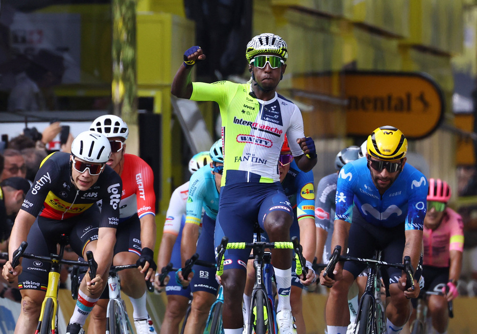 世界最高峰の自転車ロードレース、ツール・ド・フランスは１日、ピアチェンツァからトリノまでの第３ステージを行い、ビニヤム・ギルマイ（中央）がアフリカ系黒人選手として初の区間優勝を果たした（２０２４年　ロイター）