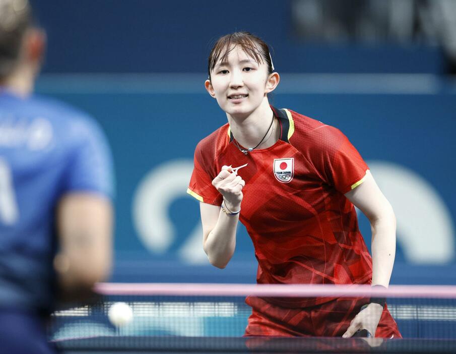 女子シングルス1回戦　イタリア選手に勝利しガッツポーズする早田ひな＝パリ（共同）