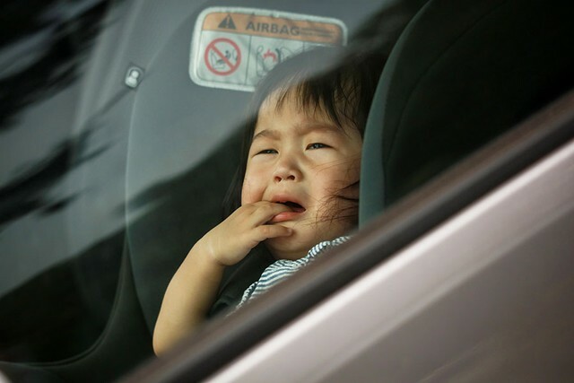 赤ちゃんが一人で車中で泣いている、窓は少しだけ開いているけれども…。写真はイメージです（yamasan/stock.adobe.com）