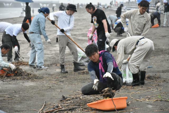 青島海水浴場周辺を清掃する、宮崎地区建設業協会の会員ら