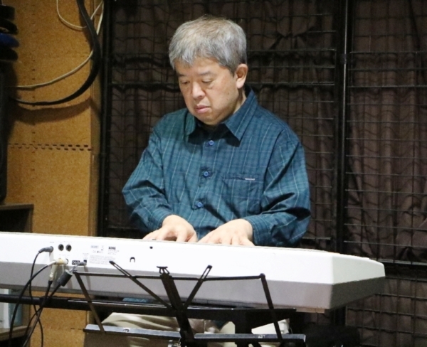 即興でジャズ風校歌を演奏する菊池南里さん＝大分市牧のエフサウンドカフェ