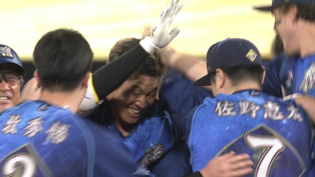 もみくちゃにされるDeNA京田陽太選手