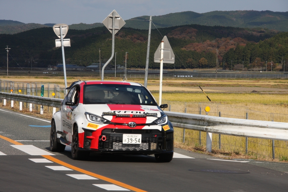 愛知県新城市作手田原地区のリエゾン区間を走るラリーカー(2022年11月12日撮影)