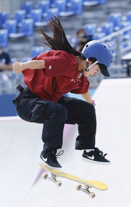 本番会場で調整するスケートボード女子ストリートの中山楓奈＝パリ（共同）