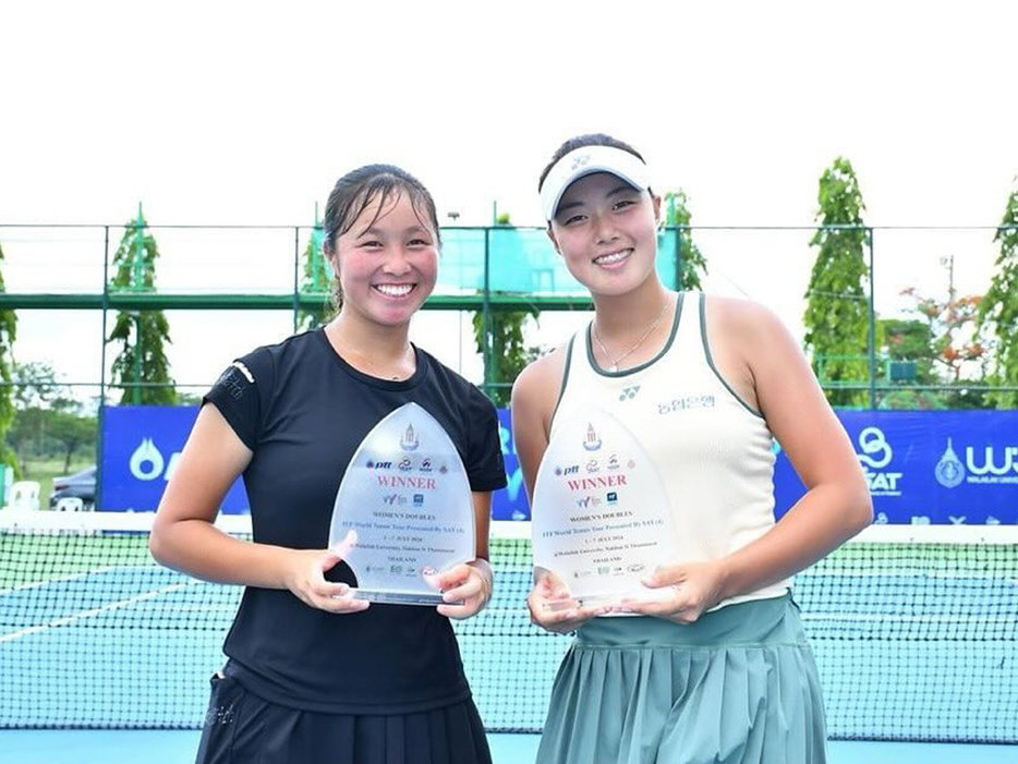 「ITFワールドテニスツアー PRESENTED BY SAT (4)」（タイ・ナコーンシータンマラート）の女子ダブルスで優勝を飾った女子ダブルスで優勝を飾ったチョン・ボヨン（韓国／右）と奥脇莉音（橋本総業）（写真提供◎奥脇莉音：橋本総業所属）