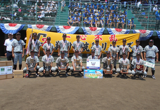 優勝・筑後リバーズの集合写真