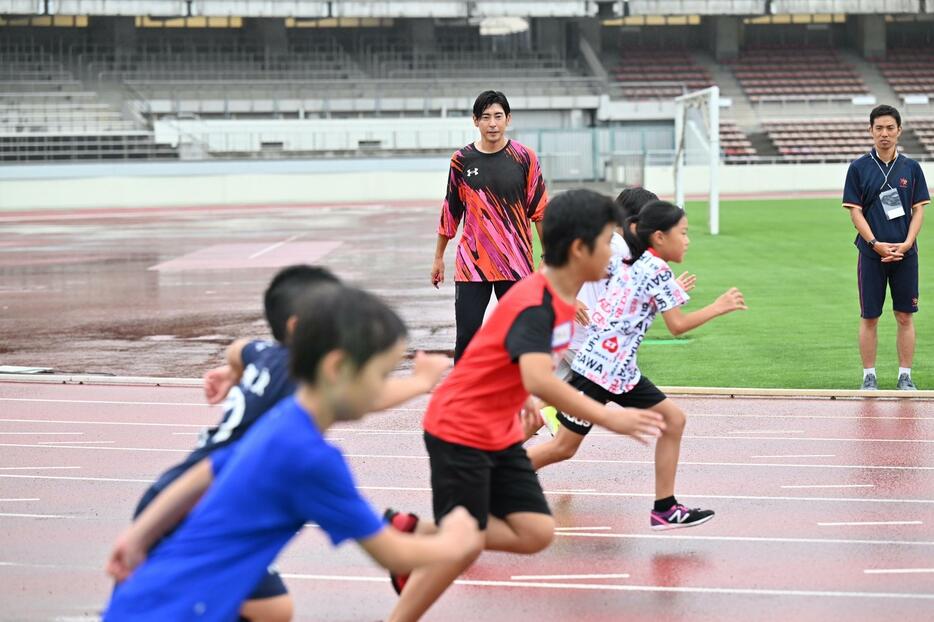 秋本真吾氏の走り方教室では子どもたちが美しいフォームで走れるように