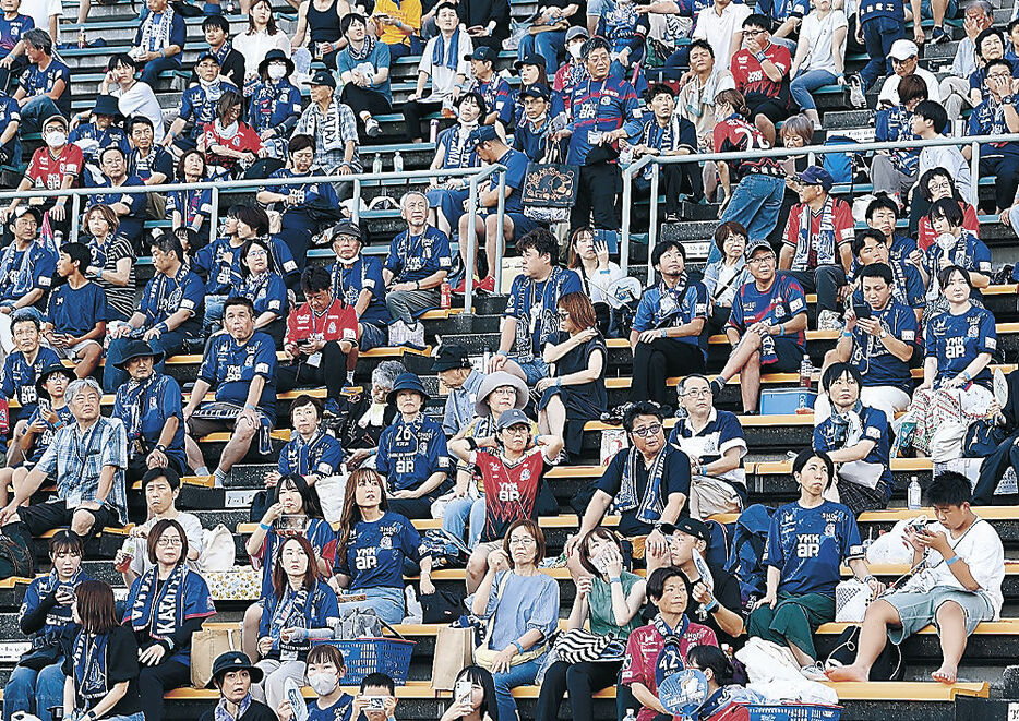 胸にＹＫＫａｐの文字が入ったユニホームで応援するサポーター＝富山県総合運動公園陸上競技場