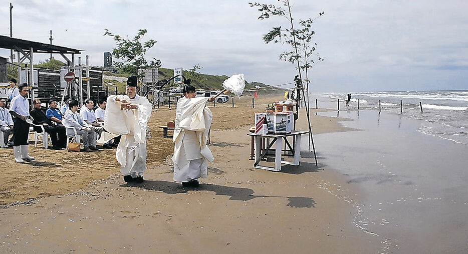 海の安全とにぎわいを祈願する神職＝２０日午前１０時５分、羽咋市の千里浜海岸