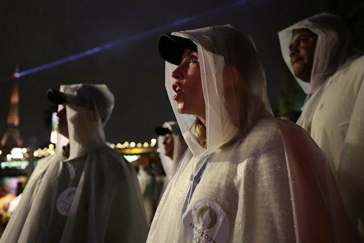 雨に祟られたパリ五輪の開会式。SNS上では演出に様々な反応が寄せられた。(C) Getty Images