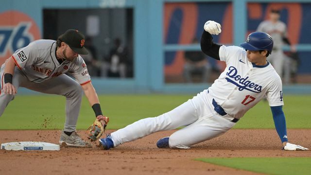 盗塁を試みたもののアウトになってしまった大谷翔平選手(写真：USA TODAY Sports/ロイター/アフロ)