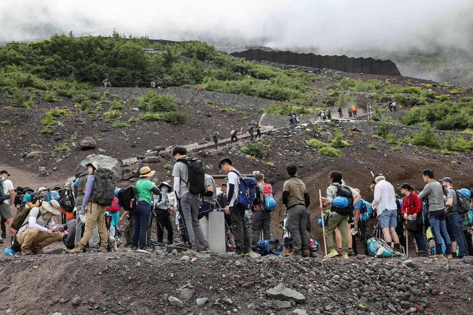 富士山でオーバーツーリズム対策として、通行料２０００円などが導入された