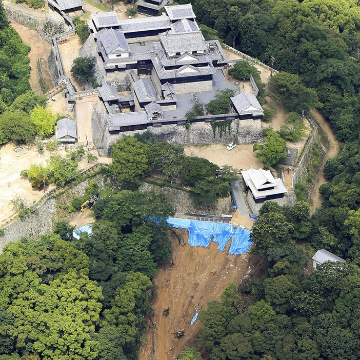 松山城の付近で崩れた土砂（写真・共同通信）