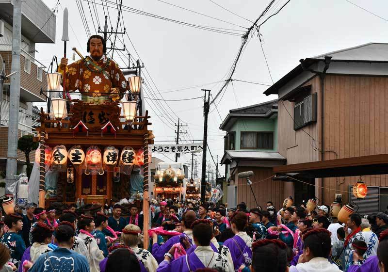 香取市佐原地区の伝統の祭り「佐原の大祭夏祭り」が12日開幕し、佐原の町並みは活気に沸いた＝同市