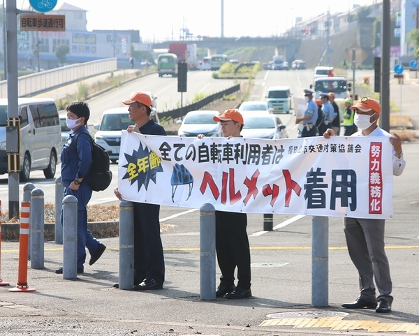 広峯交差点で啓発する参加者たち（22日午前8時10分ごろ）