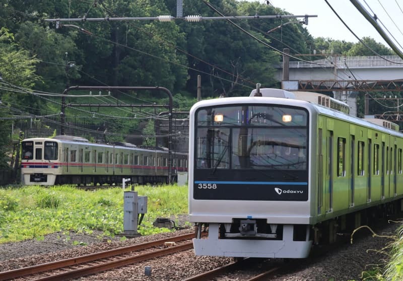 電車見橋（写真後方）をバックに線路際から撮影。４本の線路の内側同士ですれ違うと両方の「顔」がもっと近づくはずだったが、この写真は外側同士が並んだもの。トリミングして、何とかそれっぽくなった唯一の１枚＝２４年７月