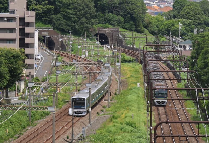 電車見橋から、左が小田急線。右が京王線の電車。先のトンネルまで数百メートルの間で、両方の電車を絡めて撮影するチャンスは比較的多い＝２４年６月