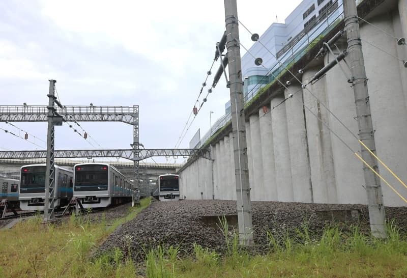 唐木田の車両基地で、壁際（その上は清掃工場）のちょっと盛り上がったところにあるのが４、５番線。「撮影会でもここまで立ち入れるのは初めて」とのことだったので、貴重なカットかもしれない＝２４年６月