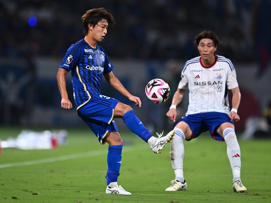 MF芦部晃生(写真左)(J.LEAGUE)