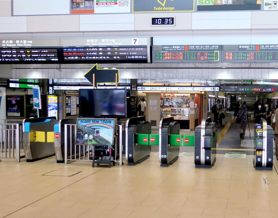 JR熱海駅の改札口では、Suicaの自動改札と色の違うTOICAの自動改札（写真左の青）が設置されています。駅を出るときは、それぞれのエリアに対応する自動改札にタッチしましょう（画像はPhotoACより引用）