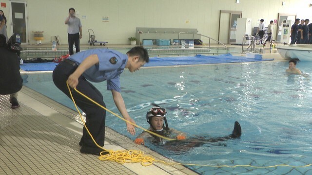 警察と消防が合同で行った水難救助訓練