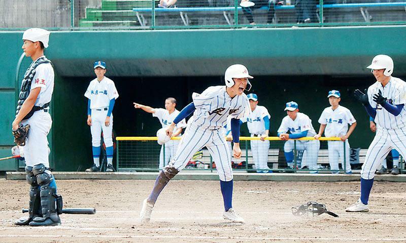 本庄第一―星野　4回裏星野1死一、二塁、三橋琢の中前打で二塁走者矢部が生還。捕手脇田＝レジスタ大宮