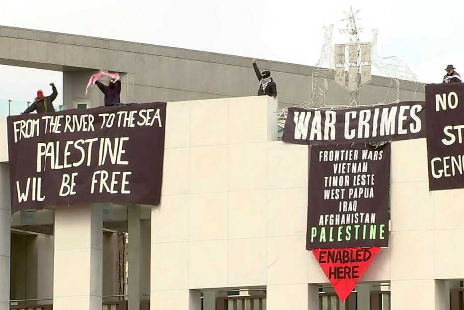 オーストラリアの首都キャンベラで４日、親パレスチナの活動家４人が国会議事堂の屋根に上がり、パレスチナ自治区ガザでの紛争に抗議する幕を掲げた（豪公共放送ＡＢＣの映像より）