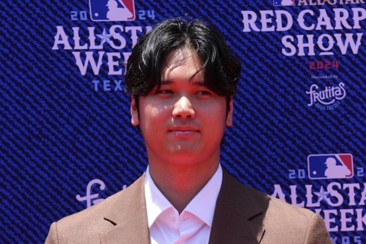 オールスター恒例のレッドカーペットに登場した大谷。インタビューでは「WBCを超えるようなシーズンになれば素晴らしい」と語った。(C)AP/AFLO