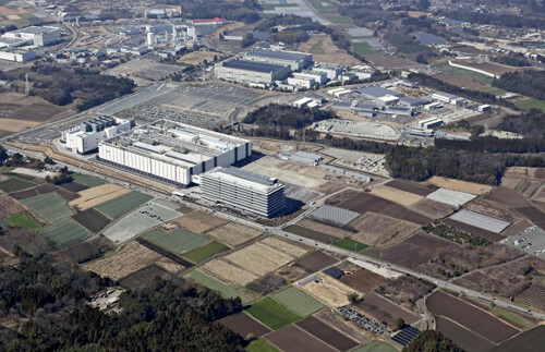 ＴＳＭＣ第１工場（左）に隣接する第２工場の建設予定地（右）（２月１７日、熊本県菊陽町で、読売機から）＝秋月正樹撮影