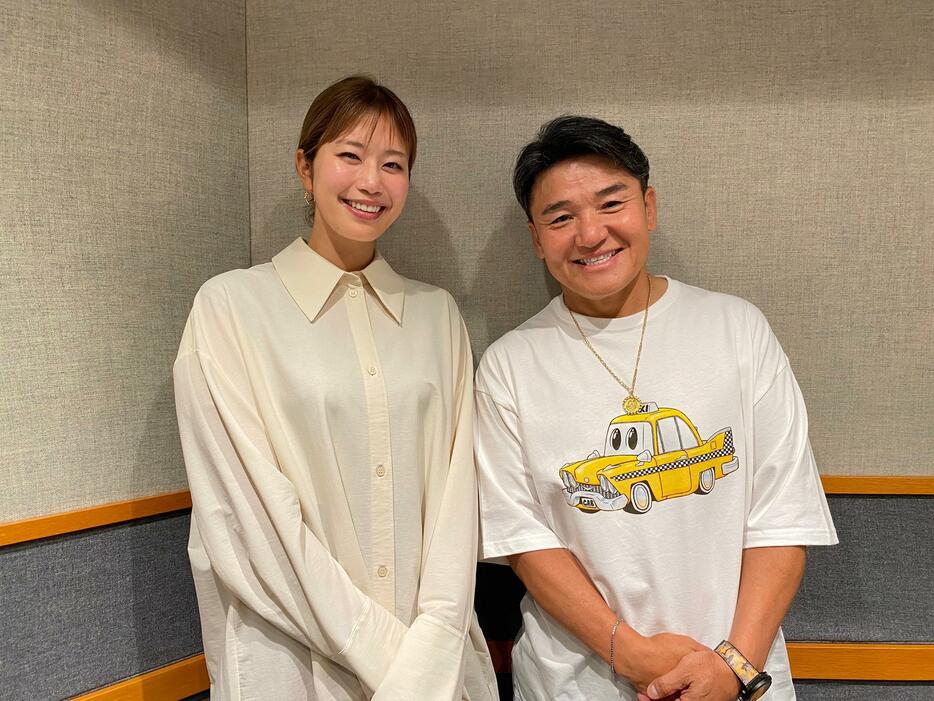 稲村亜美さん（左）とパーソナリティの丸山茂樹