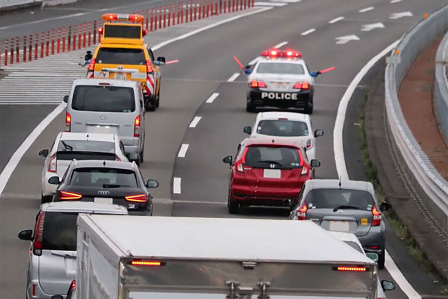 先頭固定をする警察パトカーと道路パトロールカー（画像：NEXCO中日本）。