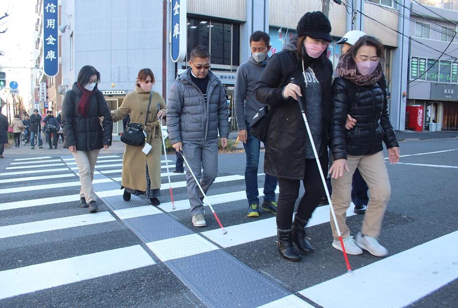 白線の間隔が４５センチから９０センチに広がった新基準の横断歩道＝横浜市神奈川区反町２丁目の国道１号（松浪　空矢写す）