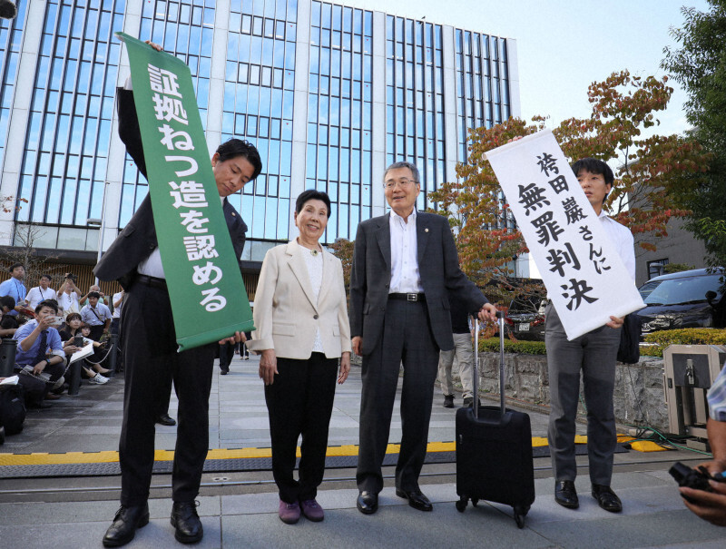 袴田巌さんの再審で無罪判決が出され、笑顔を見せる姉の秀子さん（中央左）＝静岡市葵区で2024年9月26日午後4時12分、宮武祐希撮影