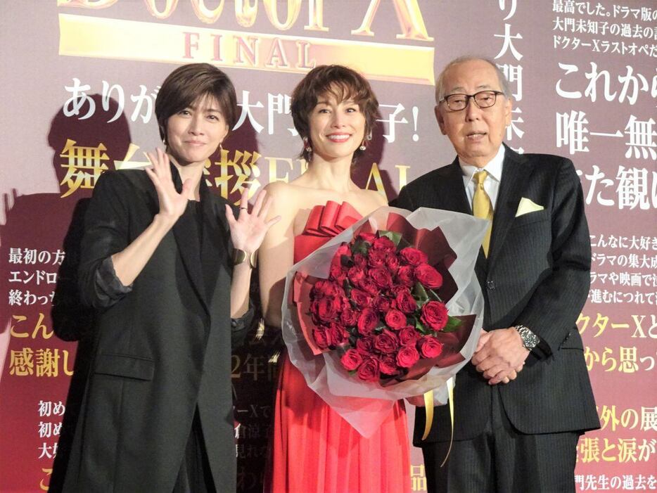 映画「劇場版ドクターX　FINAL」の舞台あいさつに出席した左から内田有紀、米倉涼子、岸部一徳＝東京・有楽町