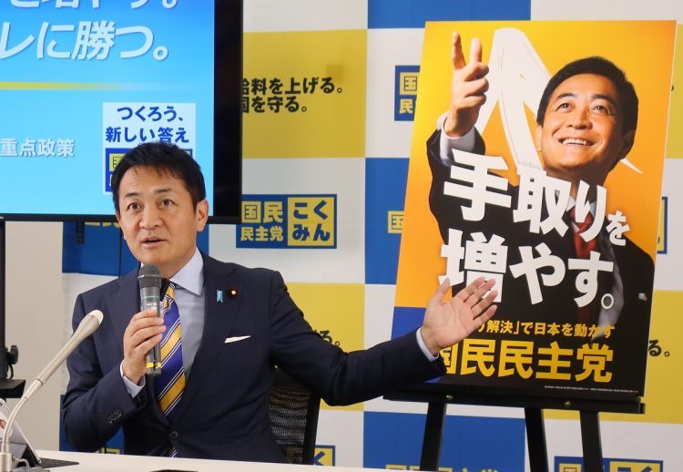 衆院選で国民民主党は「手取りを増やす。」というスローガンなどが共感を集め躍進した。9月、記者会見で次期衆院選の重点政策を発表する玉木雄一郎代表（時事通信フォト）