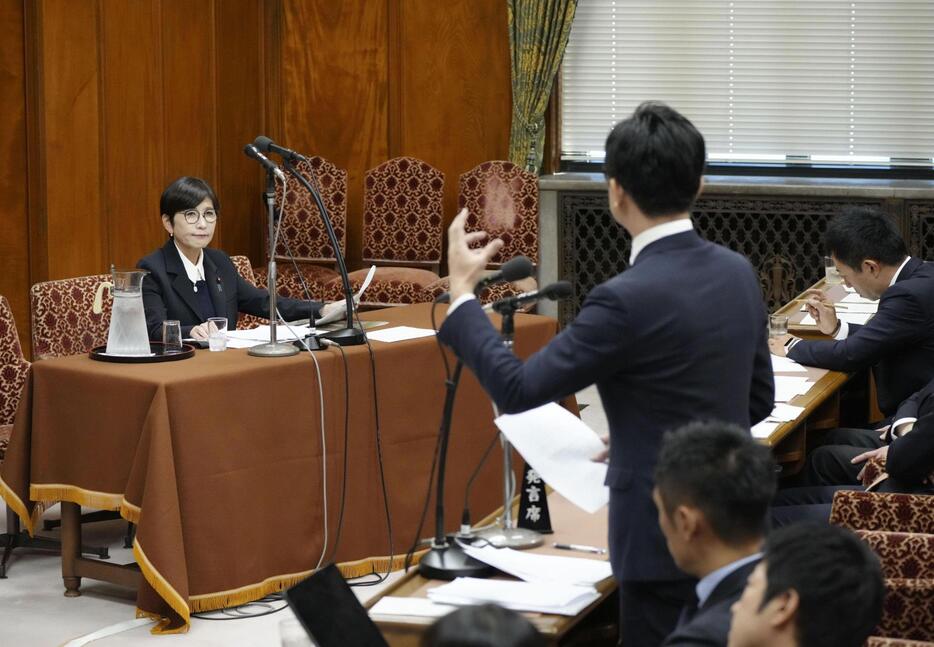 自民党派閥裏金事件を踏まえた衆院政治倫理審査会で質問を受ける稲田元防衛相（左）＝17日午後（代表撮影）