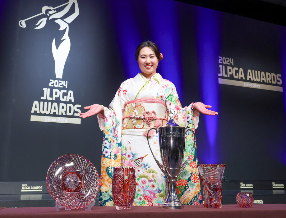 日本女子プロゴルフ協会の表彰式が１７日、都内で行われ、初優勝を含む８勝を挙げて年間女王となった竹田麗央が年間最優秀選手に輝いた。２１歳の竹田は史上最高の２億６５７３万１６円を獲得して賞金ランキング１位