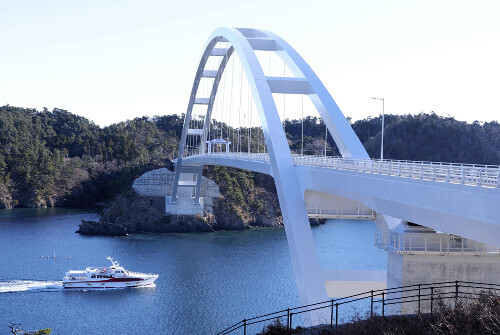 開通した出島大橋（１９日、宮城県女川町で）