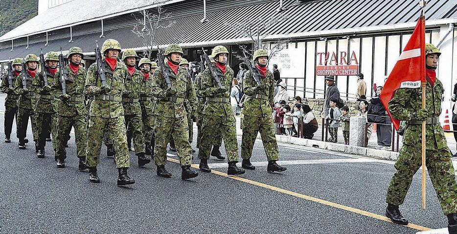 パレードする陸自隊員