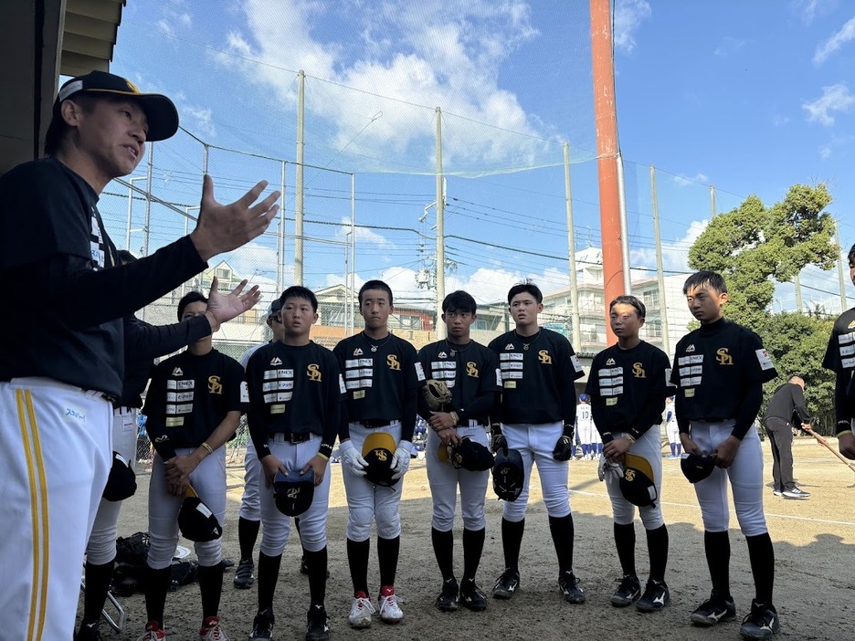 福岡ソフトバンクホークスジュニアを率いる帆足和幸監督（写真左：©SoftBank HAWKS）