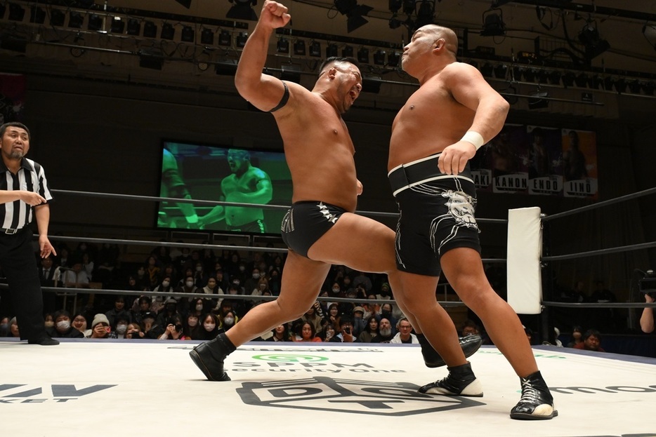 飯野（左）と石井が激しい肉弾戦