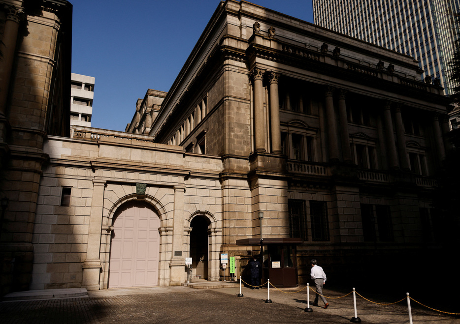 　１２月２日、日銀が発表した「債券市場サーベイ」の１１月調査によると、債券市場の機能度に対する市場参加者の見方を示す機能度判断ＤＩはマイナス２０だった。写真は昨年１月、都内の日銀本店前で撮影（２０２４年　ロイター/Issei Kato）