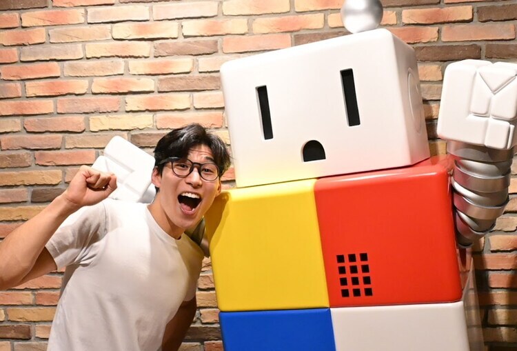 「BFFが来た！」Kevin's English Roomのケビン（左）とBFF（右）