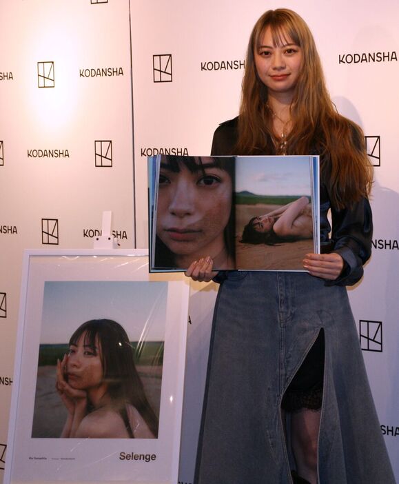 都内で１７年ぶりの写真集「Selenge」の発売会見を行った山下リオ